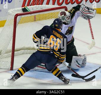 NHL-Buffalo Sabres vs Minnesota Wild, mer., 24 mars 2012 le gardien Josh Harding (37) fait un arrêt bloqueur sur un tir alors que l'aile droite des Sabres de Buffalo Travis Turnbull (65) cherche un rebond pendant l'action dans la troisième période entre les Sabres de Buffalo vs Minnesota Wild du First Niagara Center, Buffalo, New York, le 7 mars 2012. Buffalo gagne 3-1.(image crédit : © Nick Loverde/Cal Sport Media/ZUMAPRESS.com) Banque D'Images