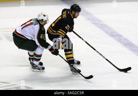 NHL-Buffalo Sabres vs Minnesota Wild, mer., 24 mars 2012 L'aile droite des Sabres de Buffalo Drew Stafford (21) combat au large du Minnesota Wild L'aile droite de Jed Ortmeyer (41) avec un bras raide pendant l'action dans la deuxième période entre les Sabres de Buffalo vs Minnesota Wild du First Niagara Center, Buffalo, New York, le 7 mars 2012.(Credit image : © Nick Loverde/Cal Sport Media/ZUMAPRESS.com) Banque D'Images