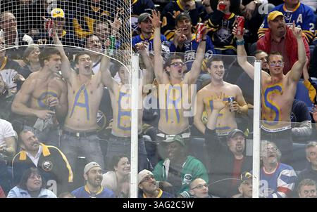 NHL-Buffalo Sabres vs Minnesota Wild, mer, 24 mars 2012, plusieurs fans des Buffalo Sasbres ont montré leur esprit d'équipe lors d'une pause dans l'action en deuxième période entre les Buffalo Sabres vs Minnesota Wild du First Niagara Center, Buffalo, New York, le 7 mars 2012. Les Sabres retournent l'esprit avec une victoire de 3-1 sur le Wild, et passent en possession exclusive de la huitième place dans la division de l'est. (Crédit image : © Nick Loverde/Cal Sport Media/ZUMAPRESS.com) Banque D'Images