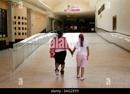 29 mai 2008 - Cincinnati, Ohio, États-Unis - DAVANA PRESSLEY, 25 ans, et MAKEILA PRESSLEY, 9 ans, entrent dans le centre-ville de Kenwood à Cincinnati pour leur première sortie depuis que Makeila a été admis aux hôpitaux Shriners pour enfants à Cincinnati en février. Makeila a choisi de nouvelles baskets, des vêtements et une perruque Hannah Montana au centre commercial. PHOTO : 28 avril 2008 (crédit image : St Petersburg Times/ZUMAPRESS.com) Banque D'Images