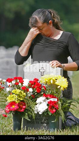 26 mai 2008 - Bushnell, Floride, États-Unis - EUGENIA SUAREZ, de Tampa, pleure la perte de son frère, Miguel Angel Suarez, sur sa tombe au cimetière national de Floride lors de la cérémonie annuelle du Memorial Day. Miguel, 25 ans, qui a effectué des tournées en Afghanistan et en Irak, rentrait chez lui après un concert du jour de l'indépendance colombienne à Tampa le 21 juillet 2007 lorsqu'il a été attaqué et tué (crédit image : St Petersburg Times/ZUMAPRESS.com) Banque D'Images