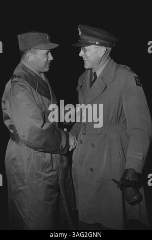À son arrivée de Corée, le major général Clovis E. Byers (à gauche) CG, US corps, est accueilli à Haneda Air Force base, Tokyo, Japon, par le brigadier général Bryan L. Milburn, adjoint C de S, G-1, GHQ, FEC. 28 novembre 1951. (Photo du Sgt Donald l Grooms, US Army). Banque D'Images