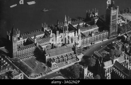 La nouvelle Chambre des communes. Cette nouvelle photographie des chambres du Parlement, prise d'un avion spécialement affrété, montre (centre gauche des bâtiments) l'échafaudage qui marque la construction de la nouvelle Chambre des communes. Cette étude d'angle inhabituelle de la « l'autre des parlements » à côté de la Tamise montre le célèbre « Big Ben » sur la gauche, et la tour Victoria sur la droite. Le Président de la Chambre des communes, le colonel Clifton Brown, est demain (mercredi) pour jeter la pierre angulaire de la nouvelle Chambre des communes, qui est en train d'être reconstruite après son blitzing de guerre. La cérémonie, à laquelle le premier ministre, avec Banque D'Images