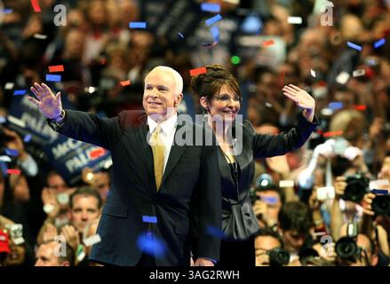 ST. PAUL, MN - SEPTEMBRE 04 : RÉPUBLICAIN U. S candidat à la présidence américain sénateur John McCain (R-AZ) se tient avec le républicain U. Sarah Palin, candidate à la vice-présidence de l'Alaska Gov., le quatrième jour de la Convention nationale républicaine (RNC) au Xcel Energy Center le 4 septembre 2008 à Paul, Minnesota. U.S. Sen. John McCain (crédit image : St Petersburg Times/ZUMAPRESS.com) Banque D'Images