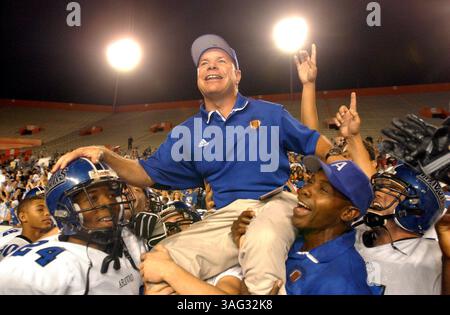 Résumé) photos du championnat d'État de classe 4A, joué au Ben Hill Griffin Stadium à Florida Field entre Armwood High School et Lake Gibson (Lakeland) le jeudi 9/12/2004. TOUTES LES ORTHOGRAPHES DE LA LISTE SAUF INDICATION CONTRAIRE. MERCI...Photo7) L'équipe Armwood soulève l'entraîneur-chef Sean Callahan après avoir battu Lake Gibson. Photo du personnel par Chris Zuppa (crédit image : St Petersburg Times/ZUMAPRESS.com) Banque D'Images