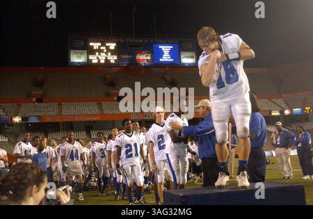 Résumé) photos du championnat d'État de classe 4A, joué au Ben Hill Griffin Stadium à Florida Field entre Armwood High School et Lake Gibson (Lakeland) le jeudi 9/12/2004. TOUTES LES ORTHOGRAPHES DE LA LISTE SAUF INDICATION CONTRAIRE. MERCI...Photo9) Armwood's Mat Brevi (crédit image : St Petersburg Times/ZUMAPRESS.com) Banque D'Images