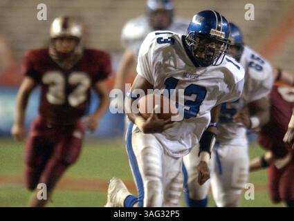 Résumé) photos du championnat d'État de classe 4A, joué au Ben Hill Griffin Stadium à Florida Field entre Armwood High School et Lake Gibson (Lakeland) le jeudi 9/12/2004. TOUTES LES ORTHOGRAPHES DE LA LISTE SAUF INDICATION CONTRAIRE. MERCI...Photo15) le quarterback d'Armwood, Jameel Williams, dirige le ballon au troisième quart-temps. Photo du personnel par Chris Zuppa (crédit image : St Petersburg Times/ZUMAPRESS.com) Banque D'Images