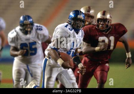 Résumé) photos du championnat d'État de classe 4A, joué au Ben Hill Griffin Stadium à Florida Field entre Armwood High School et Lake Gibson (Lakeland) le jeudi 9/12/2004. TOUTES LES ORTHOGRAPHES DE LA LISTE SAUF INDICATION CONTRAIRE. MERCI...Photo14) le quarterback d'Armwood, Jameel Williams, dirige la balle au troisième quart-temps. Photo du personnel par Chris Zuppa (crédit image : St Petersburg Times/ZUMAPRESS.com) Banque D'Images