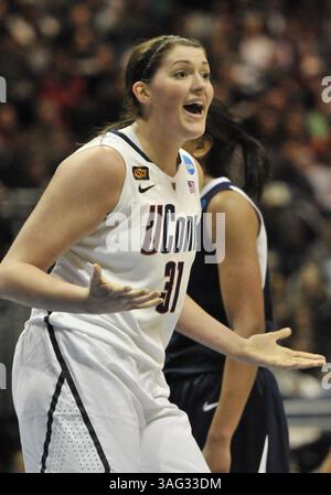 Samedi 25 mars 2012 Kingston, RI. Connecticut Huskies Center Stefanie Dolson #31réagit pour appeler dans la première moitié du match régional sem-final dans le Kingston Regional, Penn State vs Connecticut au Ryan Center à Kingston, RI. Bill Shettle / Cal Sport Media. (Crédit image : © Bill Shettle/Cal Sport Media/ZUMAPRESS.com) Banque D'Images