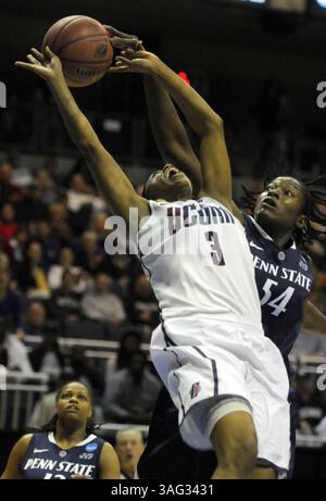 25 mars 2012 - Kingston, RI, États-Unis - Tiffany Hayes du Connecticut affronte Nikki Greene de Penn State (54) pour un rebond dans la première moitié du match féminin NCAA Sweet 16 au Ryan Center à Kingston, Rhode Island, le dimanche 25 mars 2012. Les Huskies du Connecticut battent les Lions Nittany de Penn State, 77-59. (Crédit image : © Cloe poisson/Hartford courant/MCT/ZUMAPRESS.com) Banque D'Images