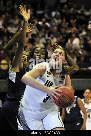 25 mars 2012 - Kingston, RI, États-Unis - Stefanie Dolson du Connecticut est défendue sous le panier par Mia Jackson (24 ans) et Nikki Greene (54 ans) de Penn State dans la seconde moitié du match féminin NCAA Sweet 16 au Ryan Center de Kingston, Rhode Island, dimanche 25 mars 2012. Les Huskies du Connecticut battent les Lions Nittany de Penn State, 77-59. (Crédit image : © Cloe poisson/Hartford courant/MCT/ZUMAPRESS.com) Banque D'Images