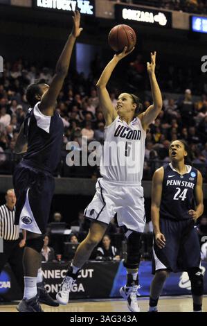 25 mars 2012 - Kingston, RI, États-Unis - Caroline Doty du Connecticut tire sur Talia East de Penn State (5) tandis que Mia Nickson (24) regarde dans la seconde moitié du match féminin NCAA Sweet 16 au Ryan Center de Kingston, Rhode Island, dimanche 25 mars 2012. Les Huskies du Connecticut battent les Lions Nittany de Penn State, 77-59. (Crédit image : © Cloe poisson/Hartford courant/MCT/ZUMAPRESS.com) Banque D'Images