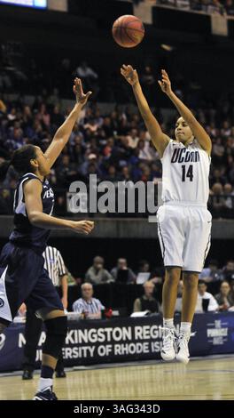 25 mars 2012 - Kingston, RI, États-Unis - Bria Hartley du Connecticut a mené son équipe avec 20 points contre Penn State lors du match féminin NCAA Sweet 16 au Ryan Center à Kingston, Rhode Island, le dimanche 25 mars 2012. Les Huskies du Connecticut battent les Lions Nittany de Penn State, 77-59. (Crédit image : © Cloe poisson/Hartford courant/MCT/ZUMAPRESS.com) Banque D'Images