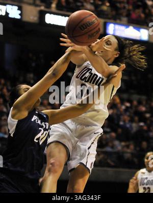 25 mars 2012 - Kingston, RI, États-Unis - Kelly Faris du Connecticut est faussée par Alex Bentley (20 ans) de Penn State dans la deuxième moitié du match féminin NCAA Sweet 16 au Ryan Center de Kingston, Rhode Island, dimanche 25 mars 2012. Les Huskies du Connecticut battent les Lions Nittany de Penn State, 77-59. (Crédit image : © Cloe poisson/Hartford courant/MCT/ZUMAPRESS.com) Banque D'Images