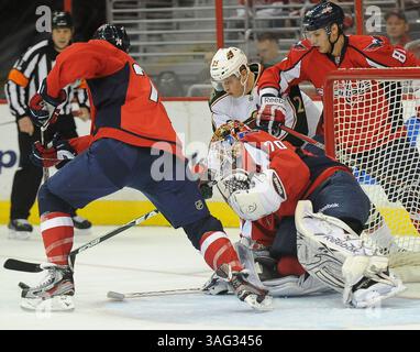 25 mars 2012 - Washington, DC, États-Unis - Nick Johnson (25), l'aile droite sauvage du Minnesota, tente d'obtenir un coup de feu contre le défenseur des Capitals de Washington John Carlson (74), à gauche, le défenseur des Capitals Dmitry Orlov (81) et le gardien des Capitals Braden Holtby (70) en première période au Verizon Center à Washington, DC, le dimanche 25 mars 2012. Les Capitals ont battu le Wild, 3-0. (Crédit image : © Chuck Myers/MCT/MCT/ZUMAPRESS.com) Banque D'Images