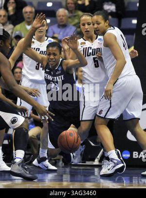 25 mars 2012 - Kingston, RI, États-Unis - Ariel Edwards (23 ans) de Penn State perd la poignée après avoir été entaché par Caroline Doty du Connecticut dans la seconde moitié du match féminin NCAA Sweet 16 au Ryan Center à Kingston, Rhode Island, dimanche 25 mars 2012. Les Huskies du Connecticut battent les Lions Nittany de Penn State, 77-59. (Crédit image : © Cloe poisson/Hartford courant/MCT/ZUMAPRESS.com) Banque D'Images