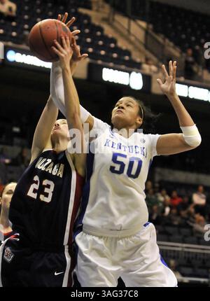 25 mars 2012 - Kingston, RI, États-Unis - Azia Bishop (50) du Kentucky combat Katelan Redmon (23) de Gonzaga pour un rebond dans leur match NCAA Sweet 16 au Ryan Center à Kingston, Rhode Island, le dimanche 25 mars 2012. Le Kentucky a gagné, 79-62 pour passer à l'Elite 8. (Crédit image : © Cloe poisson/Hartford courant/MCT/ZUMAPRESS.com) Banque D'Images