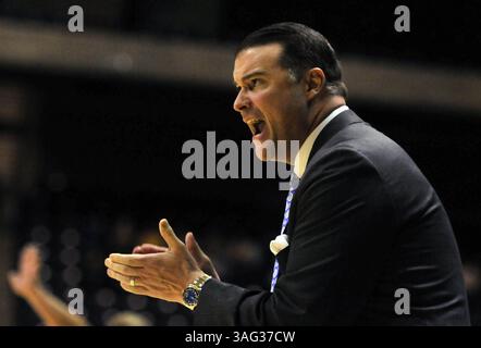 25 mars 2012 - Kingston, RI, États-Unis - Matthew Mitchell, entraîneur-chef du Kentucky, encourage son équipe dans le match NCAA Sweet 16 contre Gonzaga au Ryan Center à Kingston, Rhode Island, le dimanche 25 mars 2012. Le Kentucky a gagné, 79-62 pour passer à l'Elite 8. (Crédit image : © Cloe poisson/Hartford courant/MCT/ZUMAPRESS.com) Banque D'Images