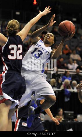 25 mars 2012 - Kingston, RI, États-Unis - Bria Goss (13) du Kentucky affronte Kayla Standish (32) de Gonzaga dans leur match NCAA Sweet 16 au Ryan Center à Kingston, Rhode Island, le dimanche 25 mars 2012. Le Kentucky a gagné, 79-62 pour passer à l'Elite 8. (Crédit image : © Cloe poisson/Hartford courant/MCT/ZUMAPRESS.com) Banque D'Images