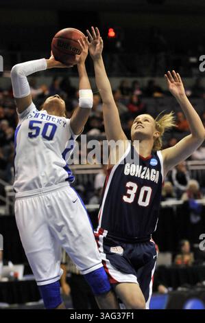 25 mars 2012 - Kingston, RI, États-Unis - Azia Bishop (50) du Kentucky se lance dans un match de layup contre Stephanie Golden (30) de Gonzaga dans leur match NCAA Sweet 16 au Ryan Center à Kingston, Rhode Island, le dimanche 25 mars 2012. Le Kentucky a gagné, 79-62 pour passer à l'Elite 8. (Crédit image : © Cloe poisson/Hartford courant/MCT/ZUMAPRESS.com) Banque D'Images