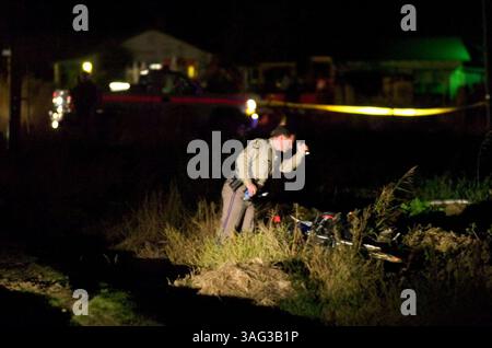 Kevin Dwyer, officier de la California Highway Patrol, enquête sur la scène d'un accident où un suspect sur une moto a heurté un officier qui lui a bloqué le chemin jeudi 18 octobre 2007 dans le comté rural de Yolo. Le suspect a subi des blessures graves, l'officier a subi une blessure à la jambe et une lascération à la tête, selon Dwyer. The Sacramento Bee / Carl Costas (crédit image : Sacramento Bee/ZUMAPRESS.com) Banque D'Images