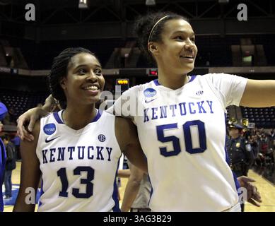 25 mars 2012 - Kingston, RI, États-Unis - Bria Goss (13 ans) et Azia Bishop (50 ans) du Kentucky ont souri aux caméras après avoir remporté le match régional Sweet 16 de la NCAA au Ryan Center à Kingston, Rhode Island, le dimanche 25 mars 2012. Le Kentucky a gagné, 79-62 pour passer à l'Elite 8. (Crédit image : © Pablo Alcala/Lexington Herald-leader/MCT/ZUMAPRESS.com) Banque D'Images