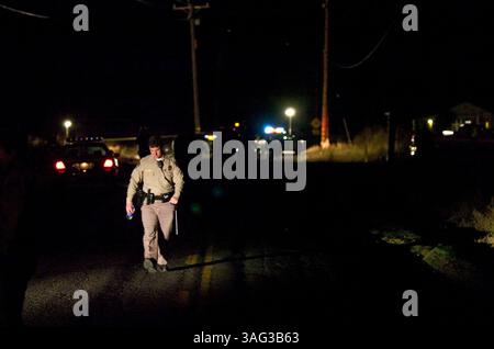 Kevin Dwyer, officier de la California Highway Patrol, enquête sur la scène d'un accident où un suspect sur une moto a heurté un officier qui lui a bloqué le chemin jeudi 18 octobre 2007 dans le comté rural de Yolo. Le suspect a subi des blessures graves, l'officier a subi une blessure à la jambe et une lascération à la tête, selon Dwyer. The Sacramento Bee / Carl Costas (crédit image : Sacramento Bee/ZUMAPRESS.com) Banque D'Images