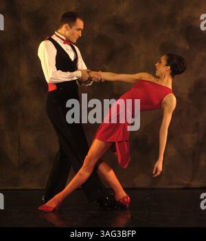 NEUF CHANSONS DE SINATRA -- Jack Hausen, à gauche, et Amanda Peet, démontrent une partie de leur danse pour la prochaine production du Sacramento Ballet de ''neuf chansons de Sinatra'', le vendredi 9 mars 2007. Les costumes ont été dessinés par Oscar de la Rent. (Crédit image : Sacramento Bee/ZUMAPRESS.com) Banque D'Images