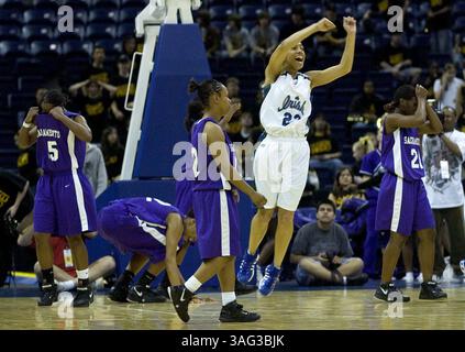 Lauren Bell, #23, de Sacred Heart Cathedral Felebrates après que Vicki Baugh, de la Sacramento High School, n'a pas réussi à marquer dans les dernières secondes lors de leur finale régionale CIF Northern à Stockton Arena le samedi 17 mars 2007. Bell a marqué le panier gagnant avec sept secondes restantes après un vol de l'un de ses coéquipiers pour la victoire de 67 à 66. De gauche à droite sont les joueurs de l'école secondaire de Sacramento Cojoya Davis, # 15, Vicki Baugh, # 22, Quanisha Turner, #32, et Charnae Odom, #21. (Crédit image : Sacramento Bee/ZUMAPRESS.com) Banque D'Images
