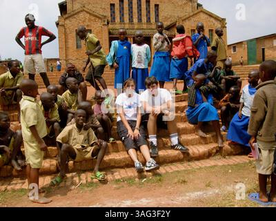 COUVRIR DEUXIÈME Analise Rivero et Edek Sher posent devant l'église au sommet de la colline près de l'école de Rulindo située à environ 32 miles de la capitale du Rwanda, Kigali. Les élèves de la Country Day School ont entrepris de recueillir des fonds pour aider leur école sœur. Photo copiée, mercredi 3 octobre 2007. PHOTO DE COURTOISIE Carol Rivero (crédit image : Sacramento Bee/ZUMAPRESS.com) Banque D'Images
