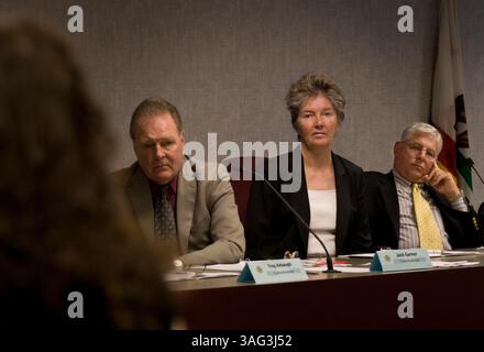 Jul 15, 2008 - Sacramento, Californie, États-Unis - ne disposant que de quelques mois à vivre par un médecin de prison, Susan Atkins, 59 ans, suiveuse de Charles Manson, a été refusée tôt paroleÊyesterday dans le cadre d'une considération de « libération compatissante » près de 40 ans après avoir été condamnée dans le meurtre de l'actrice Sharon Tate en 1969. La Commission d'État des audiences de libération conditionnelle a écouté 90 minutes de témoignage aujourd'hui sur la question de savoir si Susan Atkins, tueuse reconnue coupable et disciple de Charles Manson, devrait être libérée de prison parce qu'elle est en train de mourir, et une décision pourrait venir en quelques heures. Dix-huit des 23 personnes qui ont pris la parole dans la salle d'audience du conseil près de th Banque D'Images