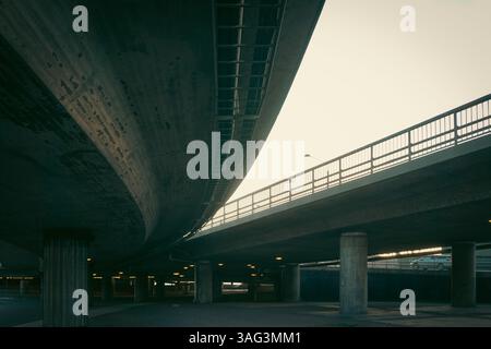 Vue en angle bas de deux ponts Banque D'Images