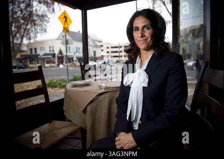 14 décembre 2009 - Sacramento, USA - Lisa Grotts, consultante certifiée en étiquette et protocole, photographiée lundi 14 décembre 2009 au restaurant Aioli Bodega à Sacramento. Grotts est un natif de Sacramento qui réside maintenant à San Francisco et donne des instructions sur l'étiquette aux entreprises et aux particuliers (crédit image : Sacramento Bee/ZUMAPRESS.com) Banque D'Images