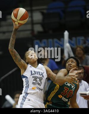 2 octobre 2012 - Minneapolis, Minnesota, É.-U. - SEIMONE AUGUSTUS, à gauche, des Lynx du Minnesota, vole une passe de TANISHA WRIGHT du Storm de Seattle lors du troisième match de leur série éliminatoire au Target Center. La victoire de 73-72 amène le Minnesota en finale Ouest. (Crédit image : © Kyndell Harkness/MCT/ZUMAPRESS.com) Banque D'Images
