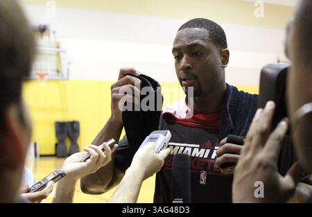 4 octobre 2012 - Miami, FL, États-Unis - Dwyane Wade du Miami Heat s'adresse aux médias lors d'un camp d'entraînement le jeudi 4 octobre 2012 à l'AmericanAirlines Arena de Miami, en Floride. (Crédit image : © David Santiago/MCT/ZUMAPRESS.com) Banque D'Images