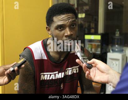 4 octobre 2012 - Miami, FL, États-Unis - Udonis Haslem du Miami Heat parle aux médias lors d'un camp d'entraînement le jeudi 4 octobre 2012 à l'AmericanAirlines Arena de Miami, Floride. (Crédit image : © David Santiago/MCT/ZUMAPRESS.com) Banque D'Images