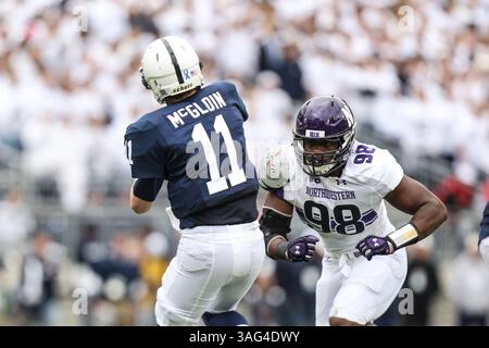 6 octobre 2012 - University Park, Pennsylvanie, U. S - le lineman défensif DEONTE GIBSON (98) et le quarterback MATTHEW MCGLOIN (11) des Nittany Lions de Penn State pendant la première moitié du match de football NCAA entre les Wildcats du Nord-Ouest et les Nittany Lions de Penn State au Beaver Stadium de University Park, Pennsylvanie. Le nord-ouest mène Penn State 14-10 à la mi-temps. (Crédit image : © Vinny Carchietta/ZUMAPRESS.com) Banque D'Images