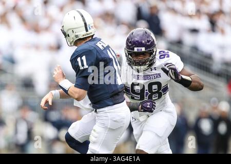 6 octobre 2012 - University Park, Pennsylvanie, U. S - le joueur de ligne défensive DEONTE GIBSON (98) des Northwestern Wildcats lors du match de football NCAA entre les Northwestern Wildcats et les Penn State Nittany Lions au Beaver Stadium de University Park, Pennsylvanie. Penn State bat Northwestern 39-28 dans Big Ten action. (Crédit image : © Vinny Carchietta/ZUMAPRESS.com) Banque D'Images