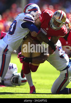 7 octobre 2012 - San Francisco, CA, États-Unis - le quarterback des 49ers de San Francisco Colin Kaepernick (7) bat le linebacker des Buffalo Bills Nick Barnett (50) et George Wilson (37) au deuxième quart-temps au Candlestick Park à San Francisco, Californie, le dimanche 7 octobre 2012. (Crédit image : © Anda Chu/MCT/ZUMAPRESS.com) Banque D'Images