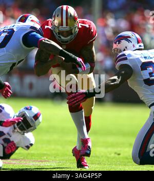7 octobre 2012 - San Francisco, CA, USA - le quarterback des 49ers de San Francisco Colin Kaepernick (7) court le ballon contre le linebacker des Buffalo Bills Nick Barnett (50) et George Wilson (37) dans le deuxième quart-temps de leur match au Candlestick Park à San Francisco, Californie, le dimanche 7 octobre 2012. (Crédit image : © Anda Chu/MCT/ZUMAPRESS.com) Banque D'Images