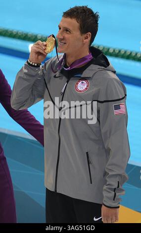 28 juillet 2012 - Londres, GBR - le nageur américain Ryan Lochte montre sa médaille d'or aux supporters dans les tribunes après sa victoire dans le 400m individuel masculin Medley au Aquatics Center aux Jeux Olympiques d'été de 2012 à Londres, Angleterre, le samedi 28 juillet 2012. La victoire de Lochte a valu aux États-Unis leur première médaille d'or aux Jeux olympiques d'été de 2012. (Crédit image : © Chuck Myers/MCT/MCT/ZUMAPRESS.com) Banque D'Images
