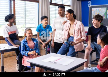 Enseignante indienne s'engageant avec les élèves en classe, favorisant la discussion de groupe à l'école Banque D'Images