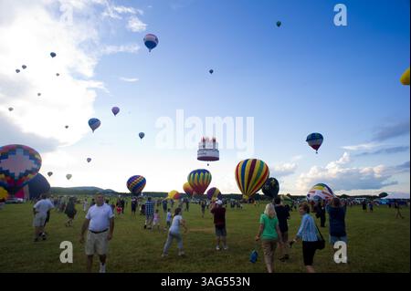 29 juillet 2012 - Readington, New Jersey, États-Unis - les montgolfières ont séduit des milliers de visiteurs au New Jersey Festival of Ballooning, l'un des plus grands événements de montgolfières du pays avec des centaines de montgolfières de différentes formes et couleurs. (Crédit image : © Charles Mostoller/ZUMAPRESS.com) Banque D'Images