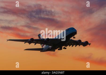 Majestueux Airbus A380 British Airways décollant de Londres Heathrow au coucher du soleil, couleurs étonnantes Banque D'Images