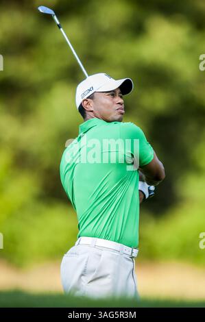 30 juin 2012 - Bethesda, MD, États-Unis - Tiger Woods frappe son deuxième tir du fairway sur le 14e trou lors de la troisième manche du tournoi de golf AT&T National au Congressional Country Club à Bethesda, Maryland, le samedi 30 juin 2012. (Crédit image : © Pete Marovich/MCT/MCT/ZUMAPRESS.com) Banque D'Images