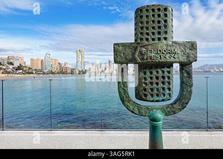 Benidorm, Espagne - 21 janvier 2025 : sculpture du Benidorm Fest, représentant le trophée du festival avec les noms du concours Eurovision espagnol de la chanson Banque D'Images