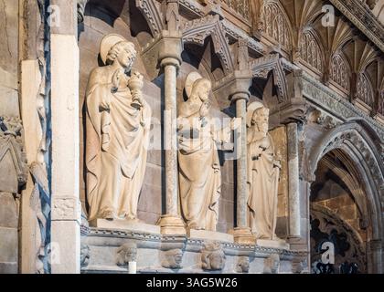 Figures sculptées à l'intérieur de la cathédrale St Davids dans le Pembrokeshire, pays de Galles, Royaume-Uni. Banque D'Images