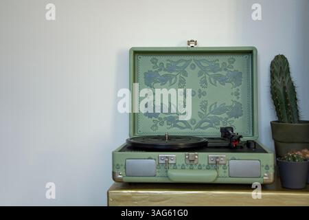 Tourne-disques vinyle portable Banque D'Images