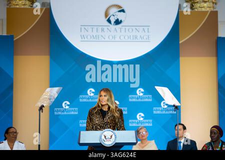 WASHINGTON DC, États-Unis - 01 avril 2025 - la première dame américaine Melania Trump prononce un discours lors de la 19e cérémonie des Prix internationaux des femmes de courage, mardi, Banque D'Images