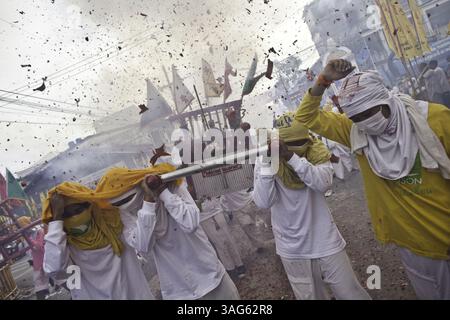 24 octobre 2009 - Phuket, Thai - des feux d'artifice explosent au-dessus des statues des Dieux empereurs chinois portées par des dévots lors de cérémonies au Festival végétarien de Phuket, Thaïlande. Les dévots s'abstiennent de manger de la viande pendant le festival de dix jours et croient qu'en se faisant percer, en marchant sur des charbons chauds et d'autres actes d'auto mortification, ils font du mérite et prennent sur les péchés de leur communauté. (Crédit image : © David Longstreath/ZUMAPRESS.com) Banque D'Images